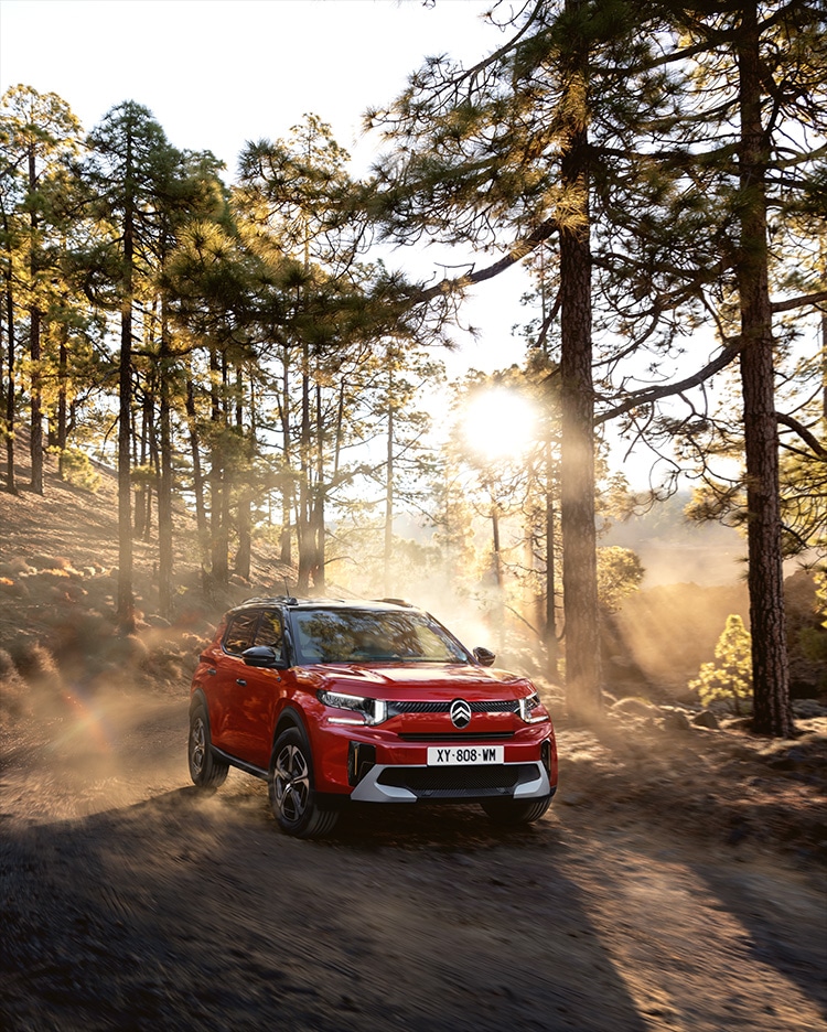 Citroën C5 Aircross Hybride rechargeable roulant sur un chemin