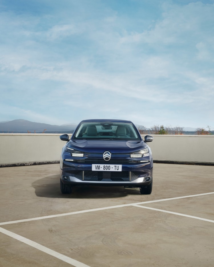 Grand C4 Spacetourer à l'arrêt face à un panorama de la ville